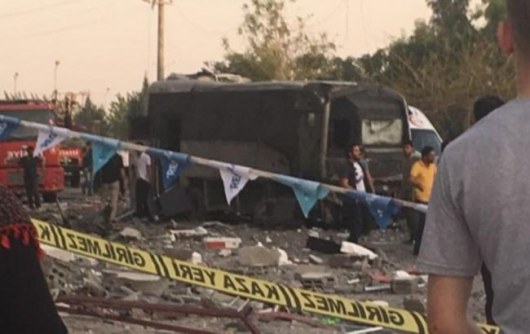 На юго-востоке Турции боевики взорвали полицейскую машину рядом с больницей, пострадали более 50 человек
